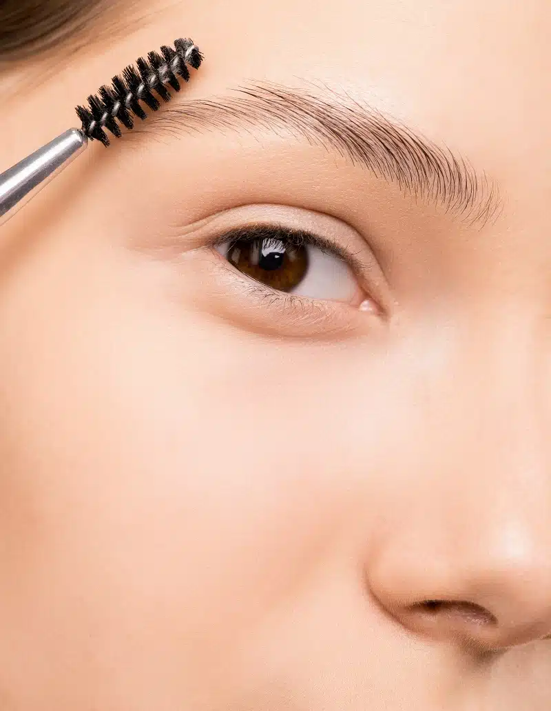 Tout savoir sur la repousse des sourcils : durée et astuces