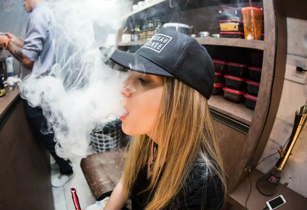 Vapoter en public : pourquoi c’est de plus en plus accepté ?
