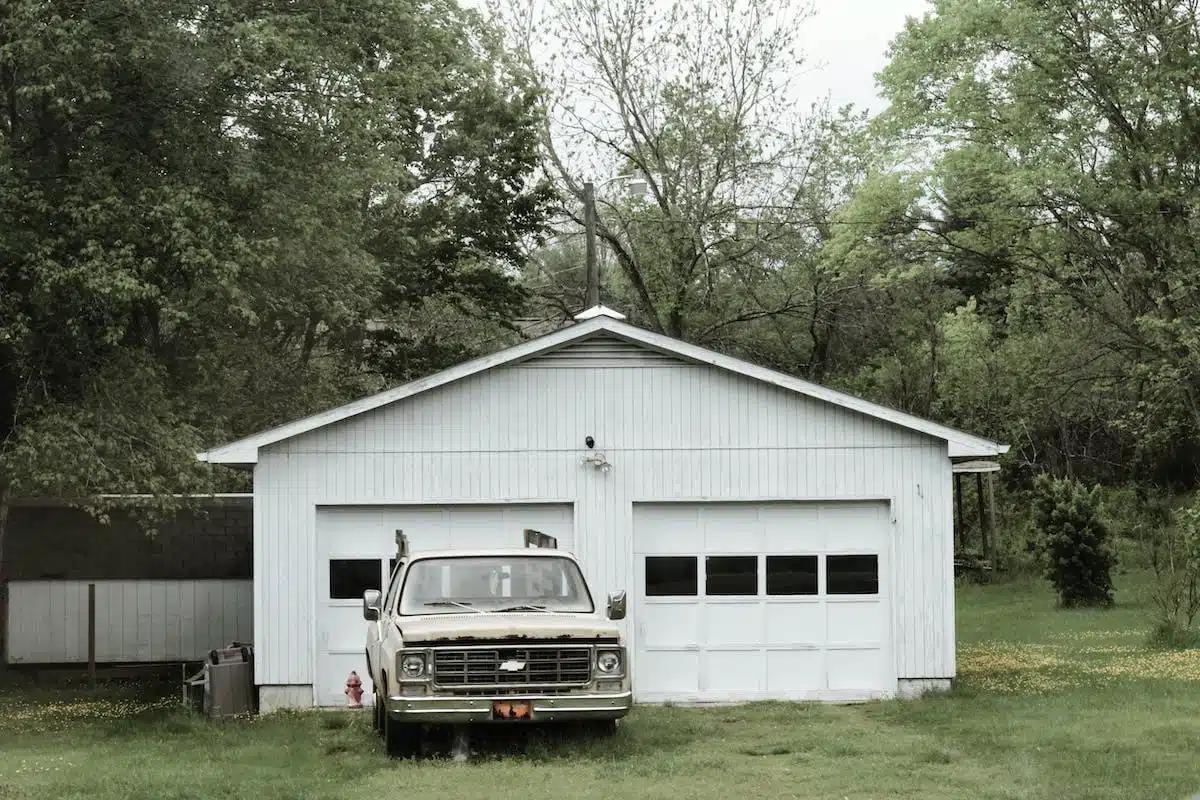 Carport bois pour voiture : comment bien le choisir et l’intégrer dans son jardin
