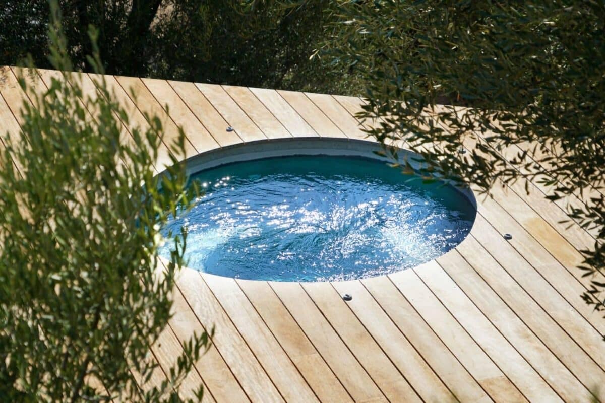 La piscine en béton hors sol : une solution pratique pour un débordement d'eau parfait