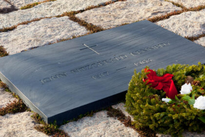 Comment choisir une plaque funéraire originale ?