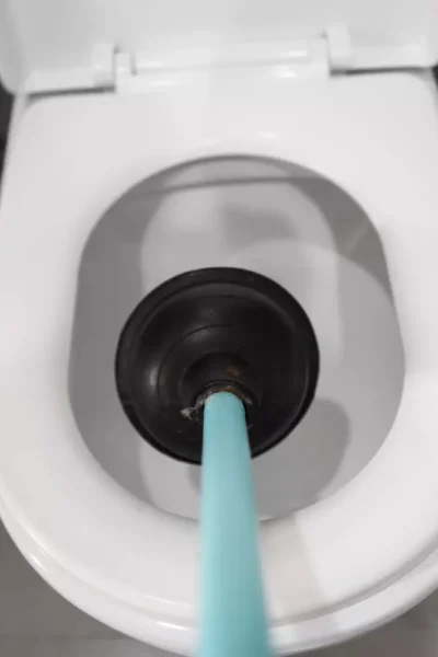 Comment déboucher des toilettes où l’eau remonte ?