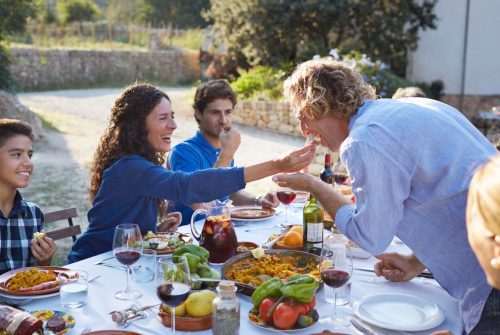 Prendre un dîner ensemble en famille