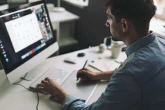 Investir dans un écran : trouver l’équilibre entre taille, technologie et usages pour un meilleur confort
