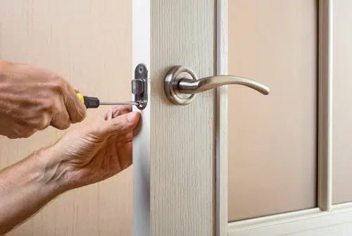 Un serrurier professionnel présente une facture salée à un couple