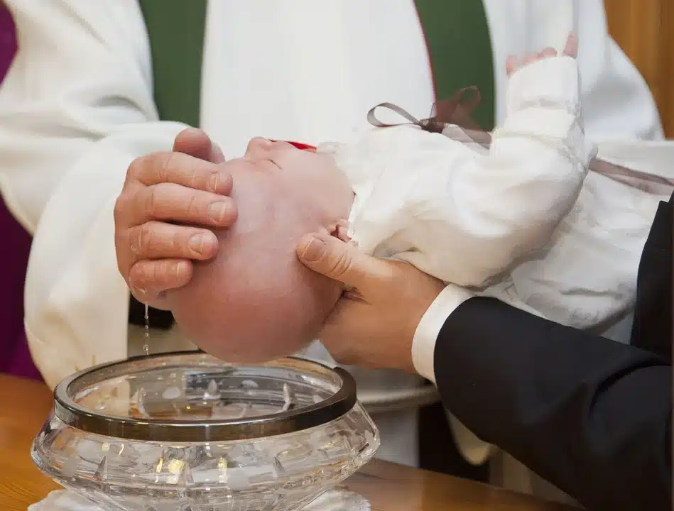Comment annoncer le baptême de son enfant ?