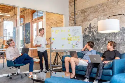 Redonnez vie à vos séances de team building avec ces 3 options de location de mobilier !